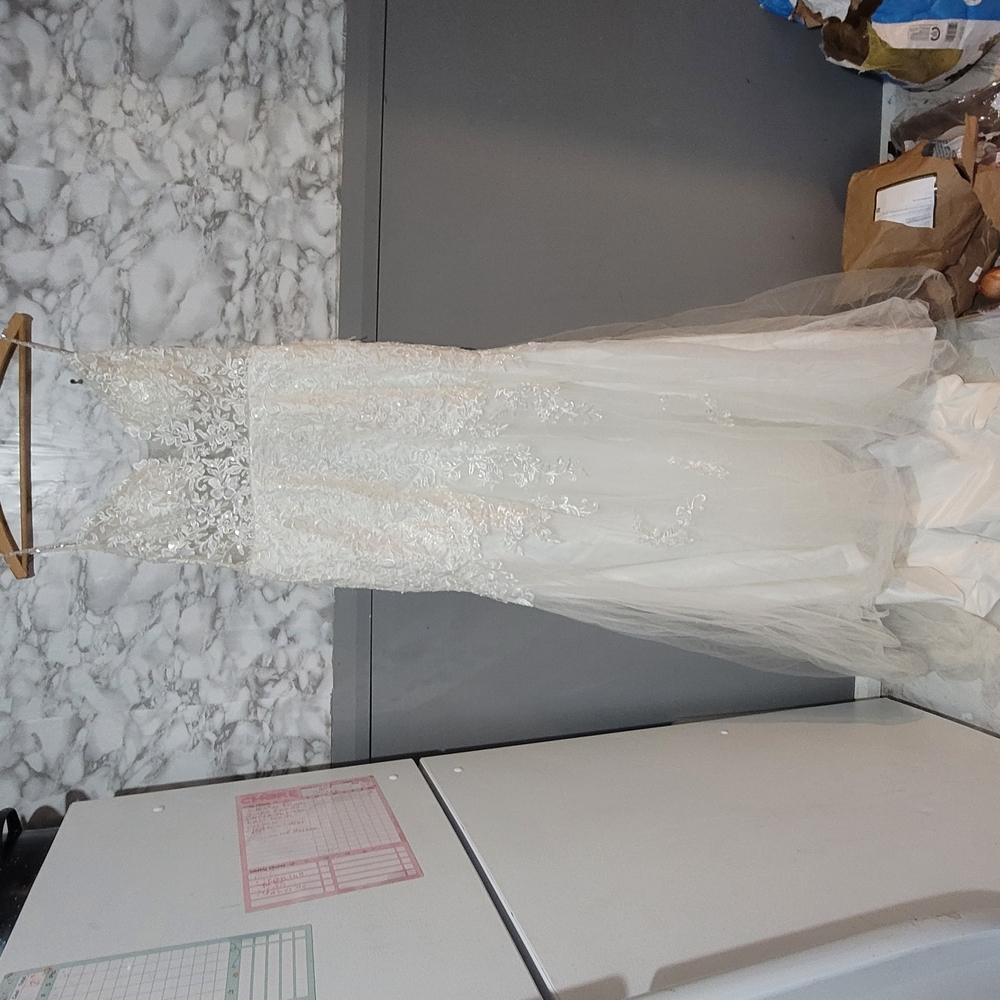 Elegant White Mermaid Style Lace Wedding Dress